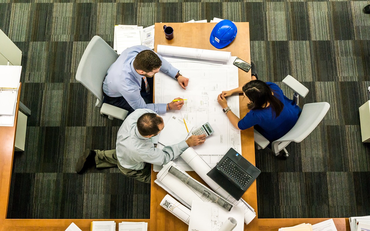Deux professionnels étudient des plans autour d’une table