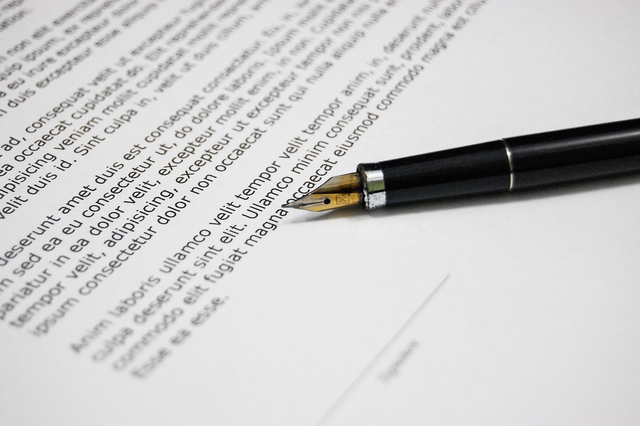 Devis imprimé et stylo plume posés sur une table
