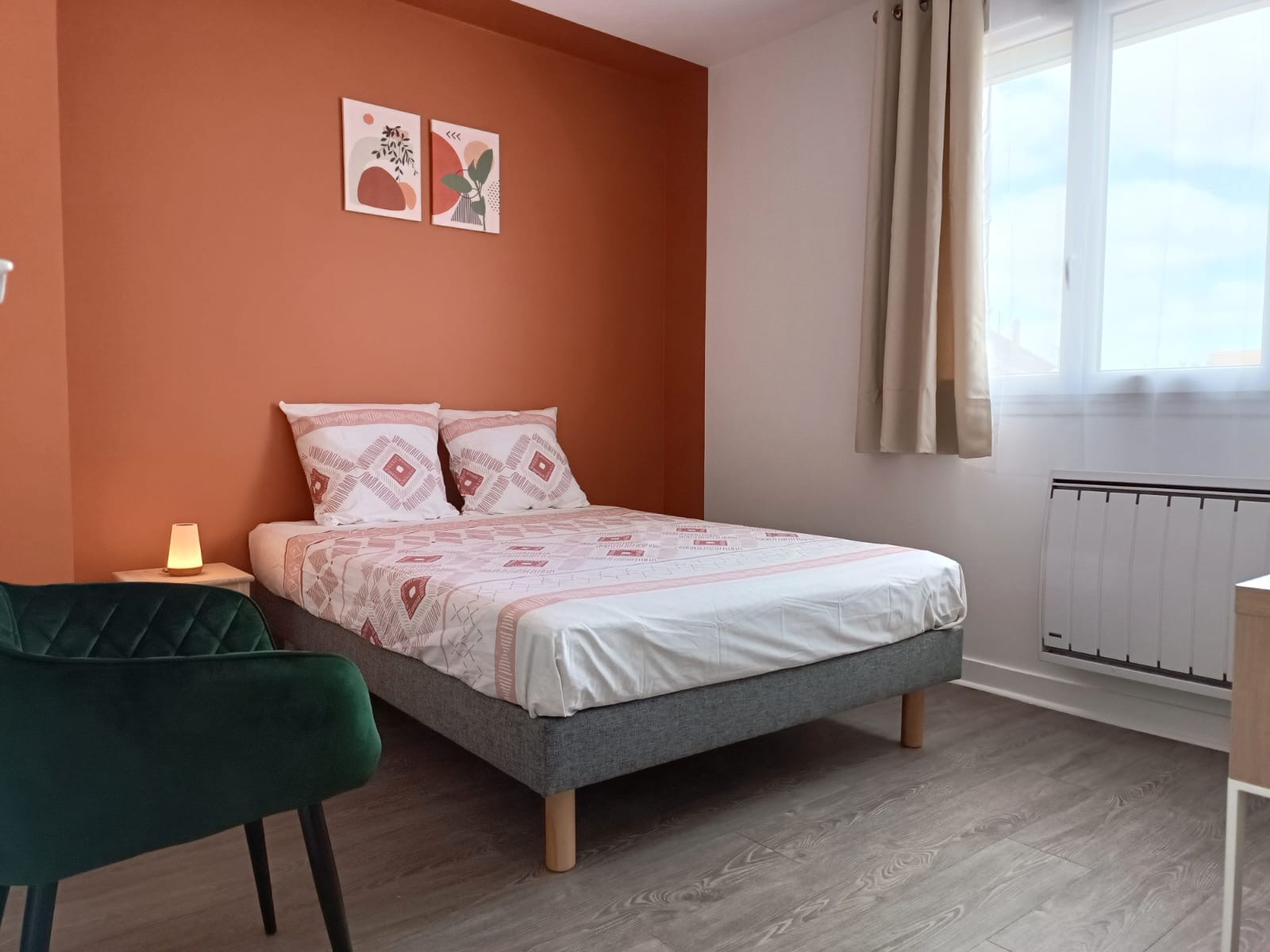 Chambre avec mur terracotta et lit double